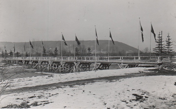 Die 1940 fertiggestellte und mit Flaggen geschmückte Pionierbrücke über die Ahr