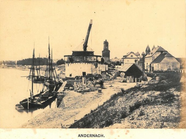 Fotografie des Alten Krahnen mit Umgebung, Andernach 1863
